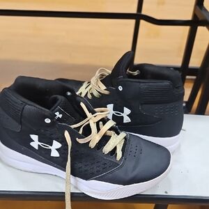 Under Armour Black and White Sneakers High-Top Comfort